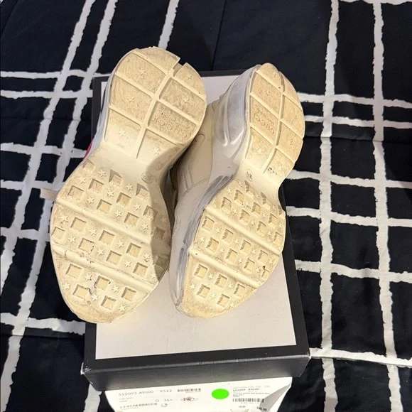 Gucci Off-White Sneakers with Red Lips Design - Picture 3 of 6